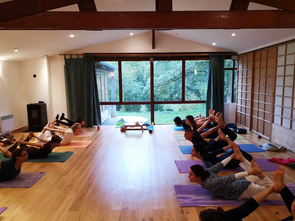 Cours de Yoga Sivananda au Mans. Yoga Sivananda en ligne. Yoga traditionnel authentique. Retraite et stage de Yoga. Méditation Vipassana. Méditation rythmo-phosphénique. Alimentation saine et vibratoire. Cours de cuisine yoguique. Yoga de la Forêt Le Mans.