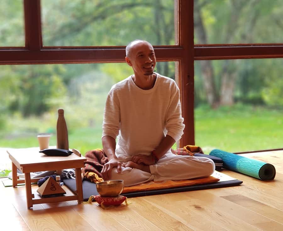 Cours de Yoga Sivananda au Mans. Yoga Sivananda en ligne. Yoga traditionnel authentique. Retraite et stage de Yoga. Méditation Vipassana. Méditation rythmo-phosphénique. Alimentation saine et vibratoire. Cours de cuisine yoguique. Yoga de la Forêt Le Mans.
