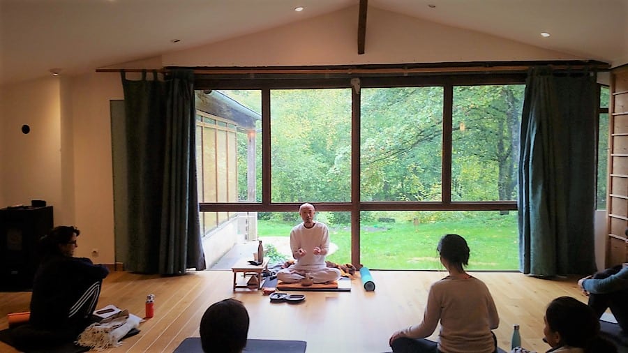 Cours de Yoga Sivananda au Mans. Yoga Sivananda en ligne. Yoga traditionnel authentique. Retraite et stage de Yoga. Méditation Vipassana. Méditation rythmo-phosphénique. Alimentation saine et vibratoire. Cours de cuisine yoguique. Yoga de la Forêt Le Mans.